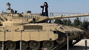 חרדי מבזה את אתר ההנצחה לחללי השריון בלטרון