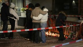 אנשים מתקבצים ליד בר Le Constellation בקראנס-מונטנה שבשווייץ, אמש