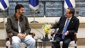 הנשיא יצחק הרצוג עם נועם בתן בבית הנשיא בירושלים, היום