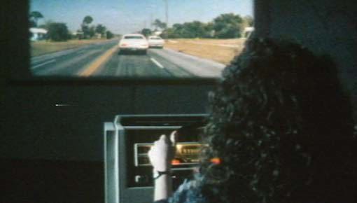 אישה צעירה לומדת נהיגה באמצעות סימולטור. 27.2.1989