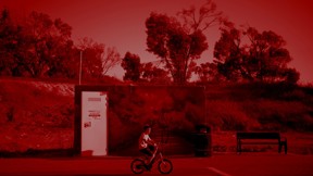 ילד ליד מקלט