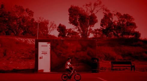 ילד ליד מקלט