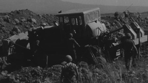 חילוץ טרקטור שנתקע בשדה הקרב