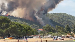 בשיא עונת התיירות: אש משתוללת ביוון, התיירים והתושבים פונו מכרתים 