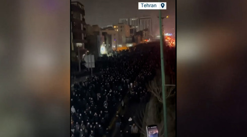 איראן על הקצה: אלימות המשטר גוברת - והתושבים מנותקים מהעולם