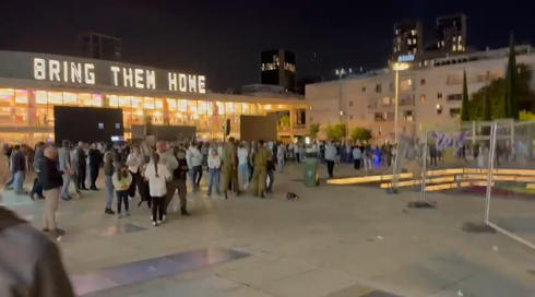 תקרית חריגה בטקס בהבימה: עימות בין שוטרים לסדרנים גרם לבהלה רבה, הקהל נמלט