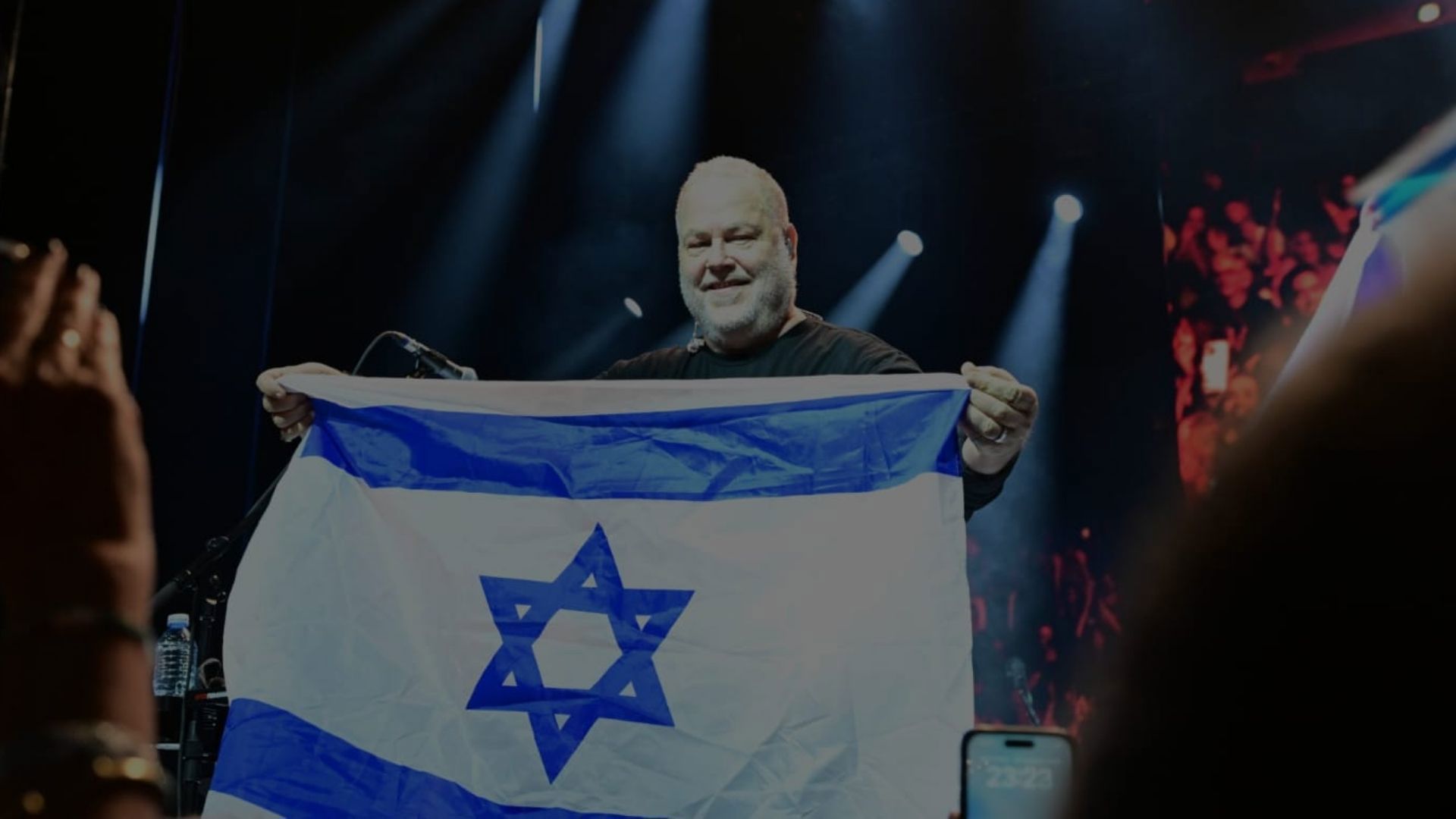 יהודה פוליקר על הבמה בסלוניקי, הערב