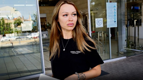 "היא הוציאה סכין מטבח - וחתכה אותי בבטן": העבר המפוקפק של הדוגמנית החשודה ברצח