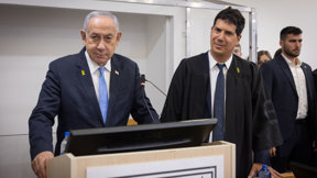 עדות נתניהו: בנימין נתניהו בבית המשפט לצד עורך דינו עמית חדד