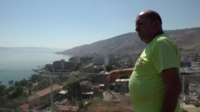 הטראומה מכה שוב: המפונים משלומי מצאו מקלט בטבריה, האזעקות הגיעו גם לשם