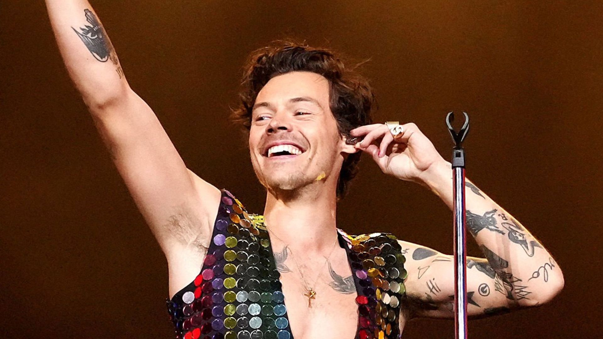 הארי סטיילס בהופעה בפסטיבל קואצ'לה, אפריל 2022