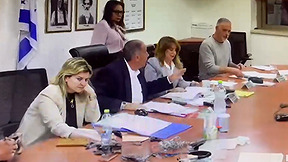 "את כל כך טיפשה": מה קורה בישיבות מועצת העיר של נס ציונה?