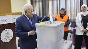 ראש הרשות הפלסטינית אבו מאזן מצביע בבחירות המקומיות 25.4.26
