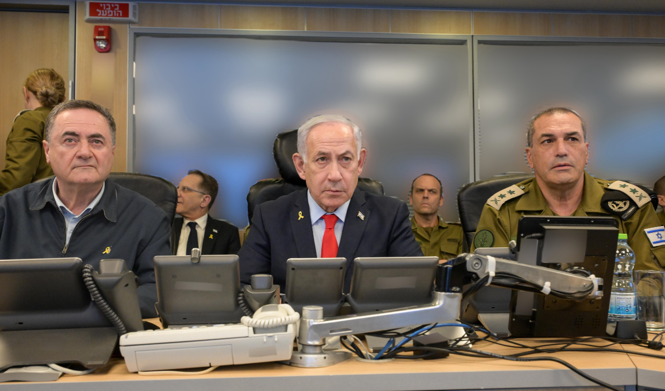 הרמטכ"ל אייל זמיר, ראש הממשלה בנימין נתניהו ושר הביטחון ישראל כ"ץ בבור בקריה בזמן התקיפה בתימן, 5 במאי 2025