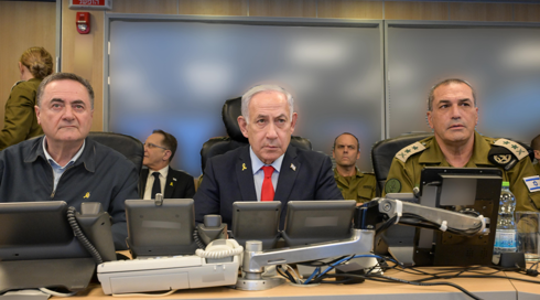 דרעי ישב בבור בזמן התקיפה בתימן - אך נחתך החוצה מהתמונות הרשמיות
