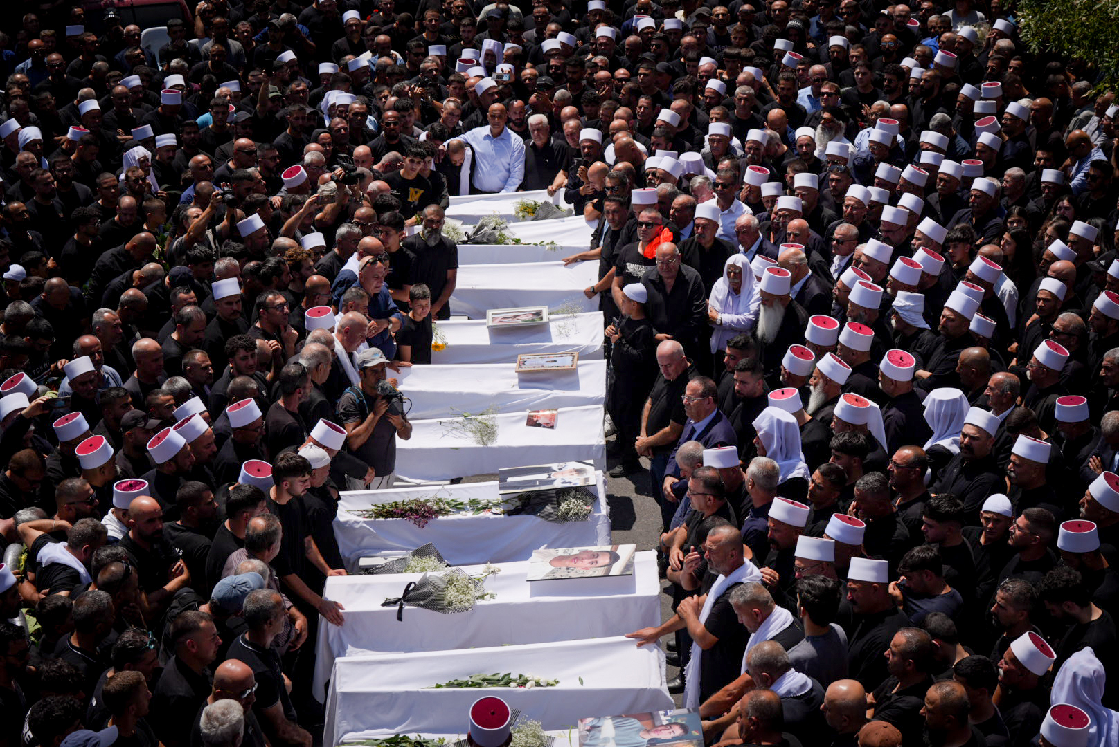 מסע ההלוויה של הילדות והלדים שנרצחו במג'דל שמס