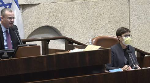 الخامسة في مكان