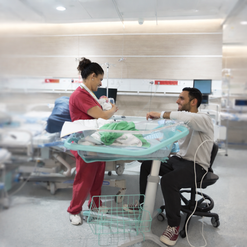 מיילדת תחת אש