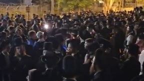 הפגנה של הפלג הירושלמי מחוץ לבית ליד