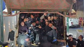 תיעוד חריג: כ-70 פלסטינים ניסו להסתנן לישראל בתוך משאית זבל