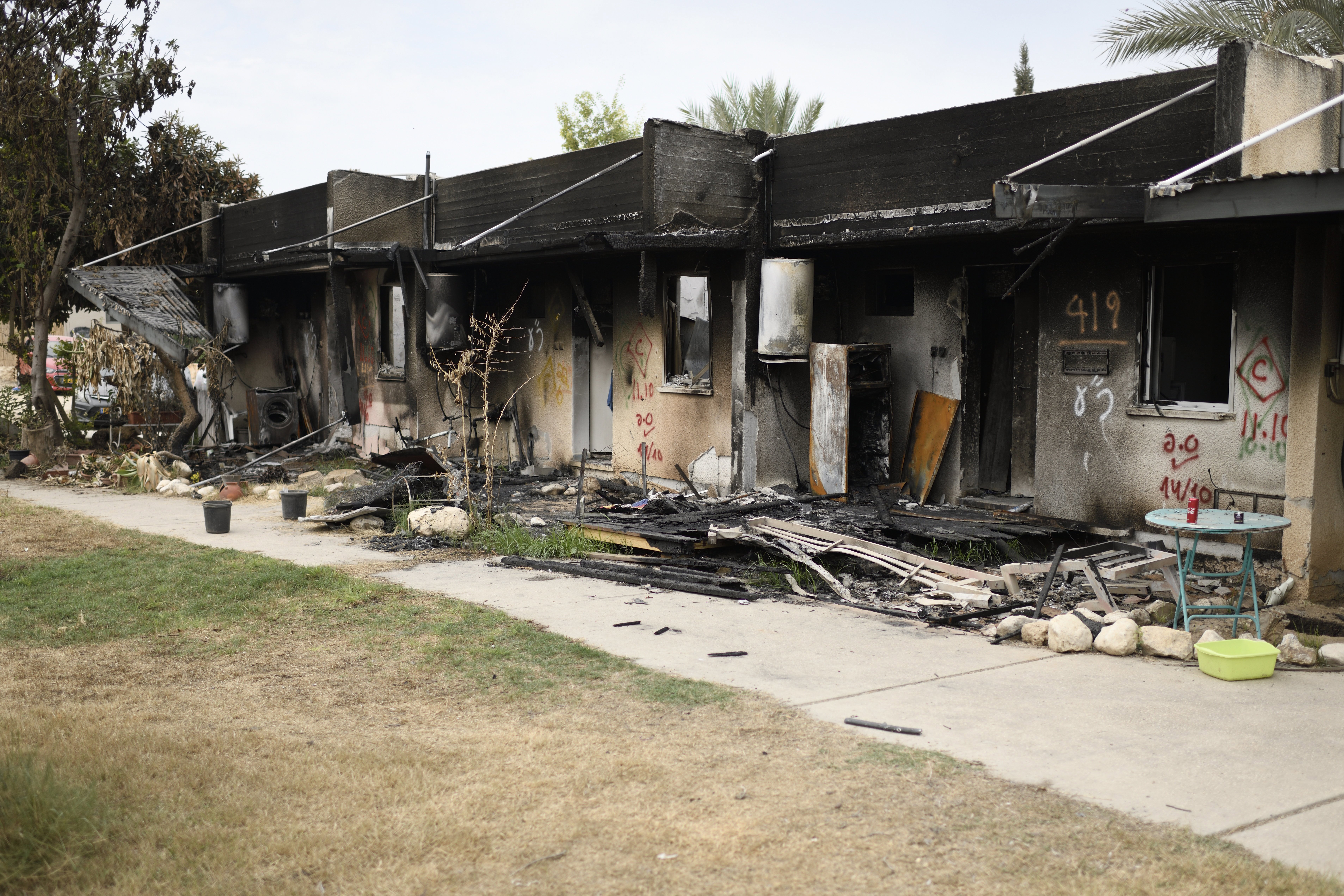 בתים שרופים בקיבוץ כפר עזה