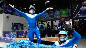 הספורטאים הישראלים אדם אדלמן (משמאל) ומנחם חן בסוף מקצה המזחלות באולימפיאדת החורף באיטליה