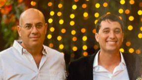 עמר קורן (מימין) ואביו אייל קורן, ארכיון