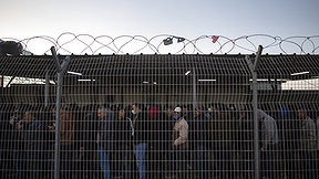 עובדים פלסטינים מבית חאנון מחכים להיכנס לישראל מרצועת עזה, 27.03.22