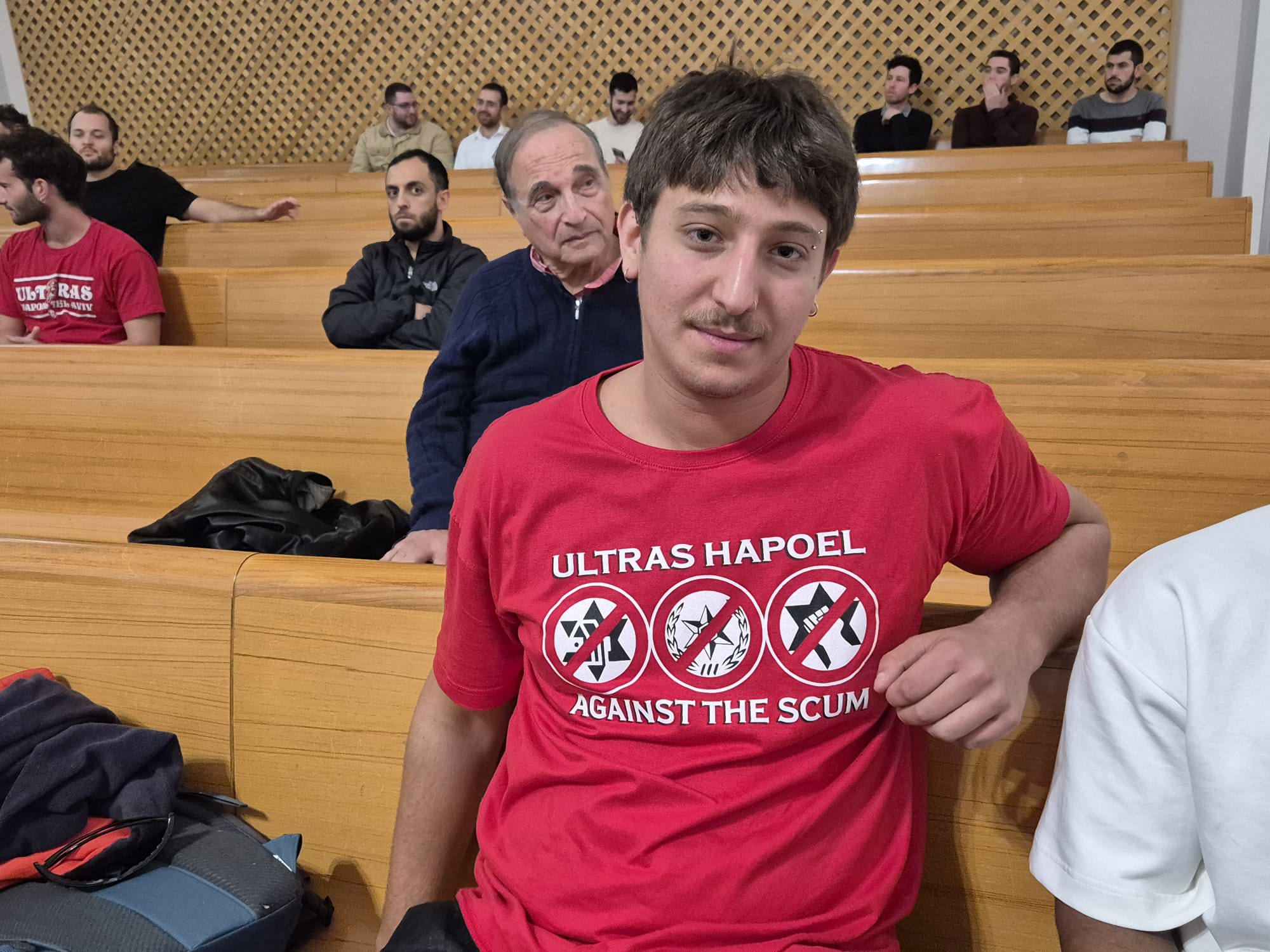 אוהד הפועל תל אביב בדיון בבג"ץ על החולצה נגד המשטרה