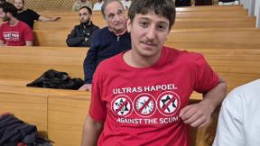 אוהד הפועל תל אביב בדיון בבג"ץ על החולצה נגד המשטרה