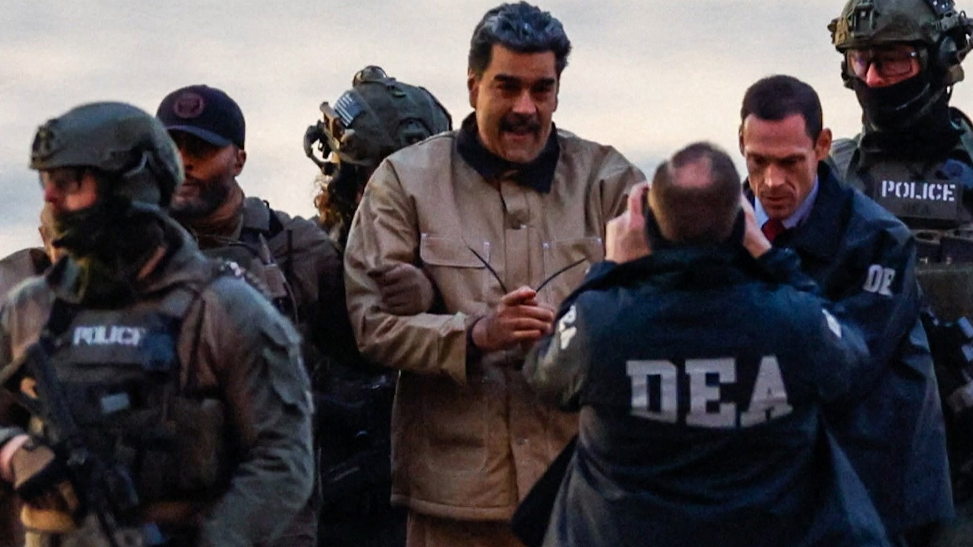 כבול באזיקים: נשיא ונצואלה המודח הובא לבית המשפט בארה"ב