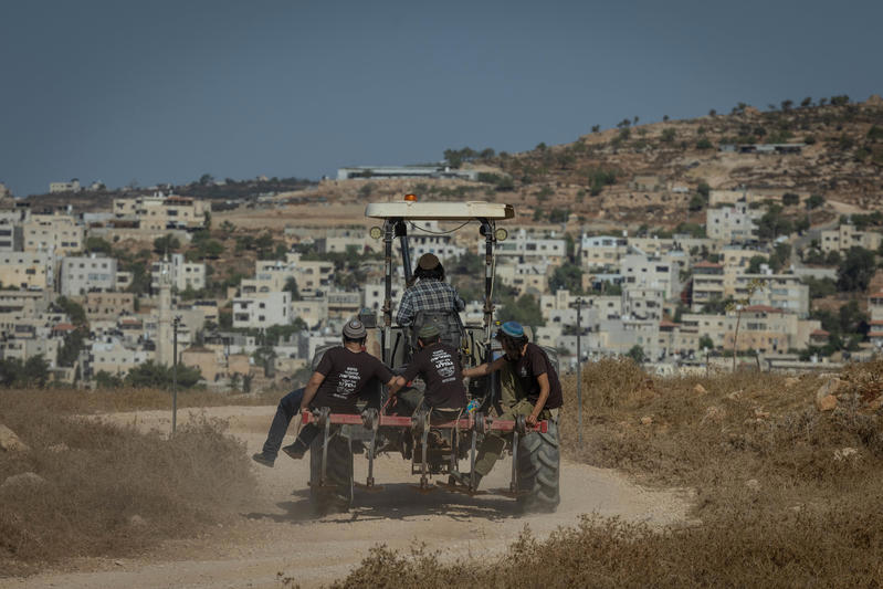 מתנחלים במאחז מגרון, אילוסטרציה