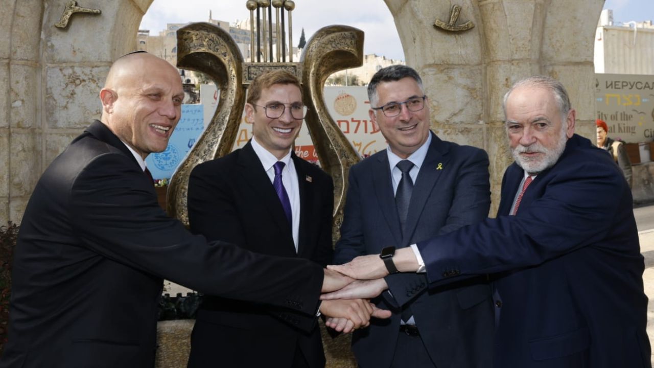 מייק האקבי, גדעון סער, ג'ייקוב הלברג וארז אסקל בעיר דוד, היום