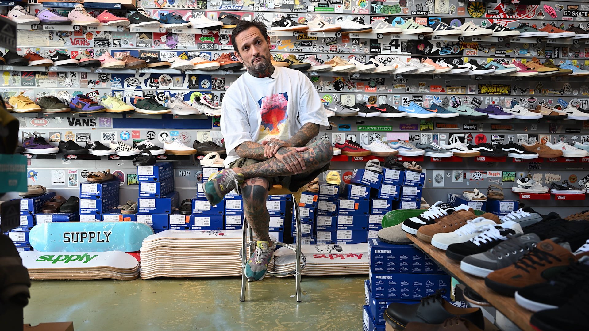 אלכס מנהל חנות סקייט כבר 25 שנה