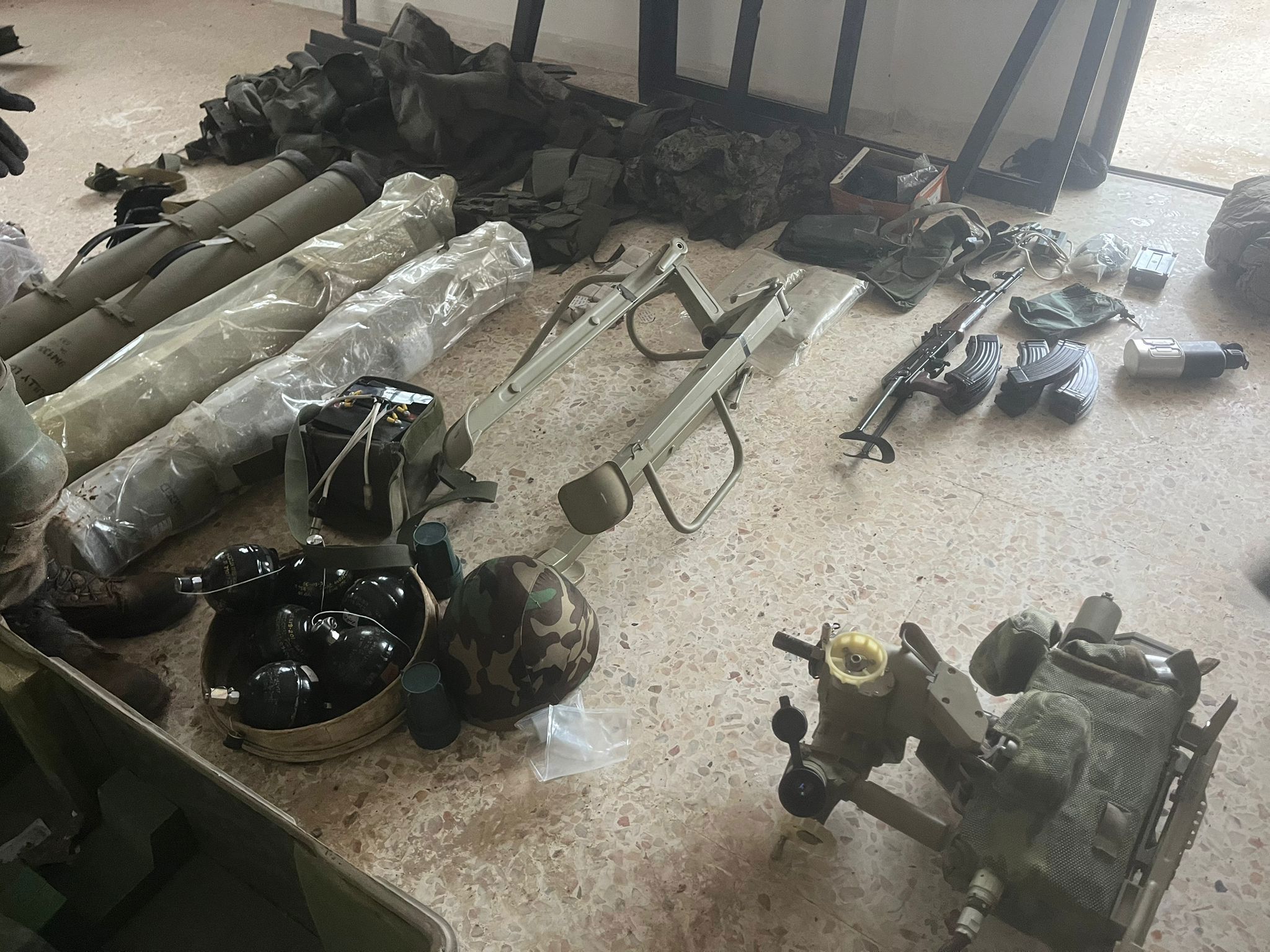 אמצעי לחימה שהיו ברשות לוחמי כוח רדואן של חיזבאללה (צילום: דובר צה"ל)