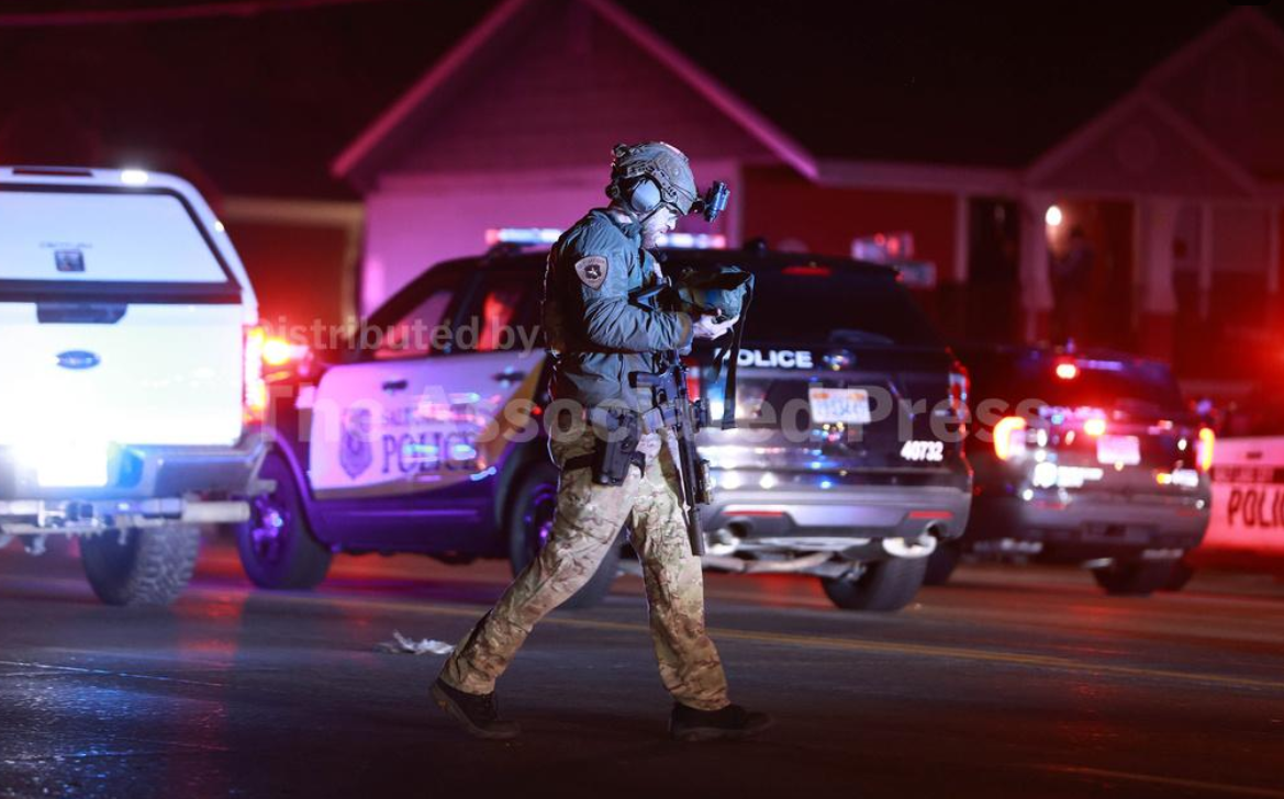 שוטר בזירת הירי ביוטה ארצות הברית