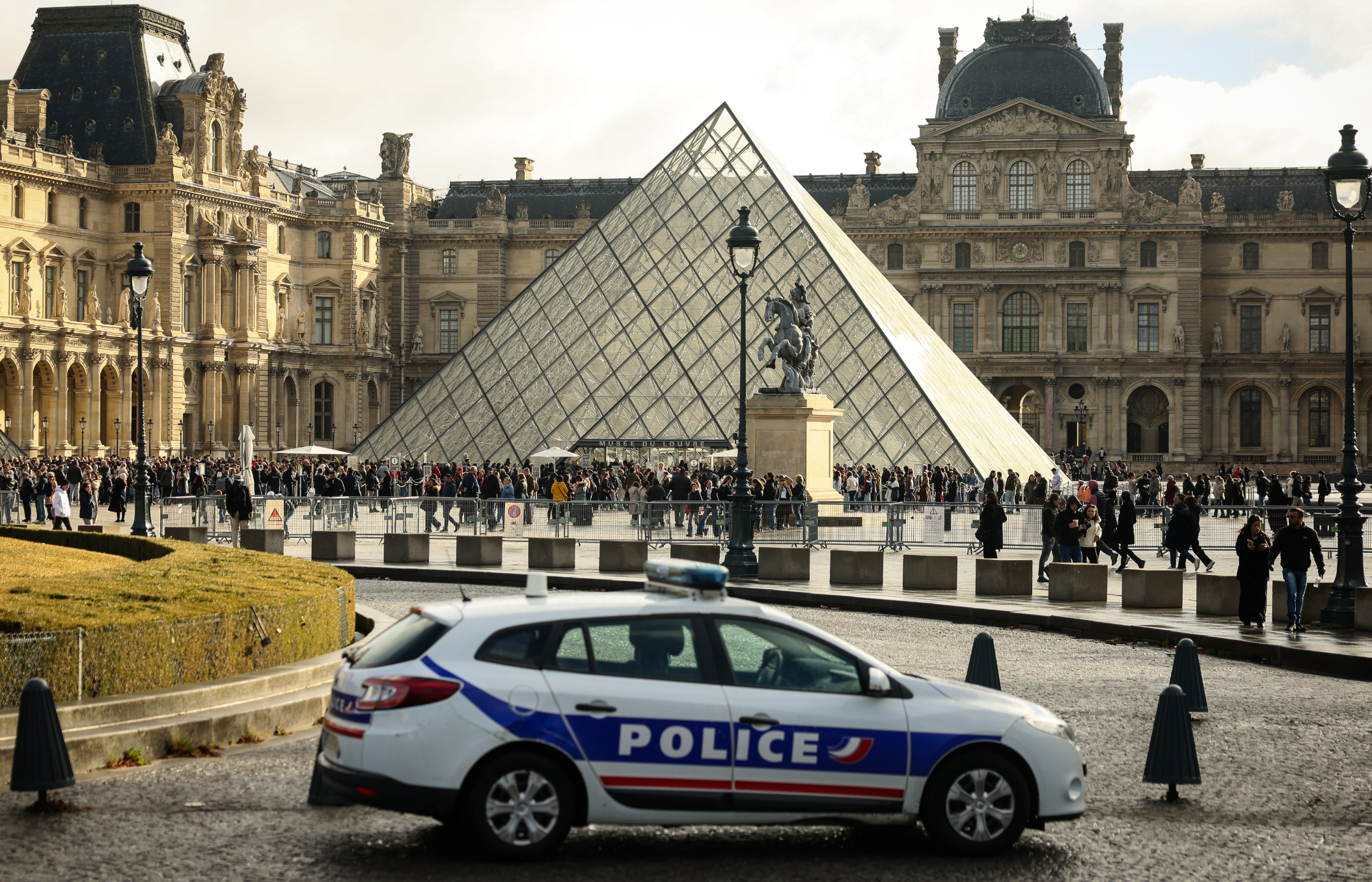 מוזיאון הלובר בפריז, שבוע לאחר השוד