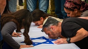 בני משפחתו של חלל צה"ל סמ"ר טובאל ליפשיץ בהלווייתו