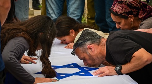 בני משפחתו של חלל צה"ל סמ"ר טובאל ליפשיץ בהלווייתו