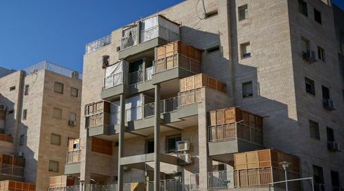 מרפסת סוכה בכל בניין? התקנה השנויה במחלוקת שמקדמים במשרד הפנים