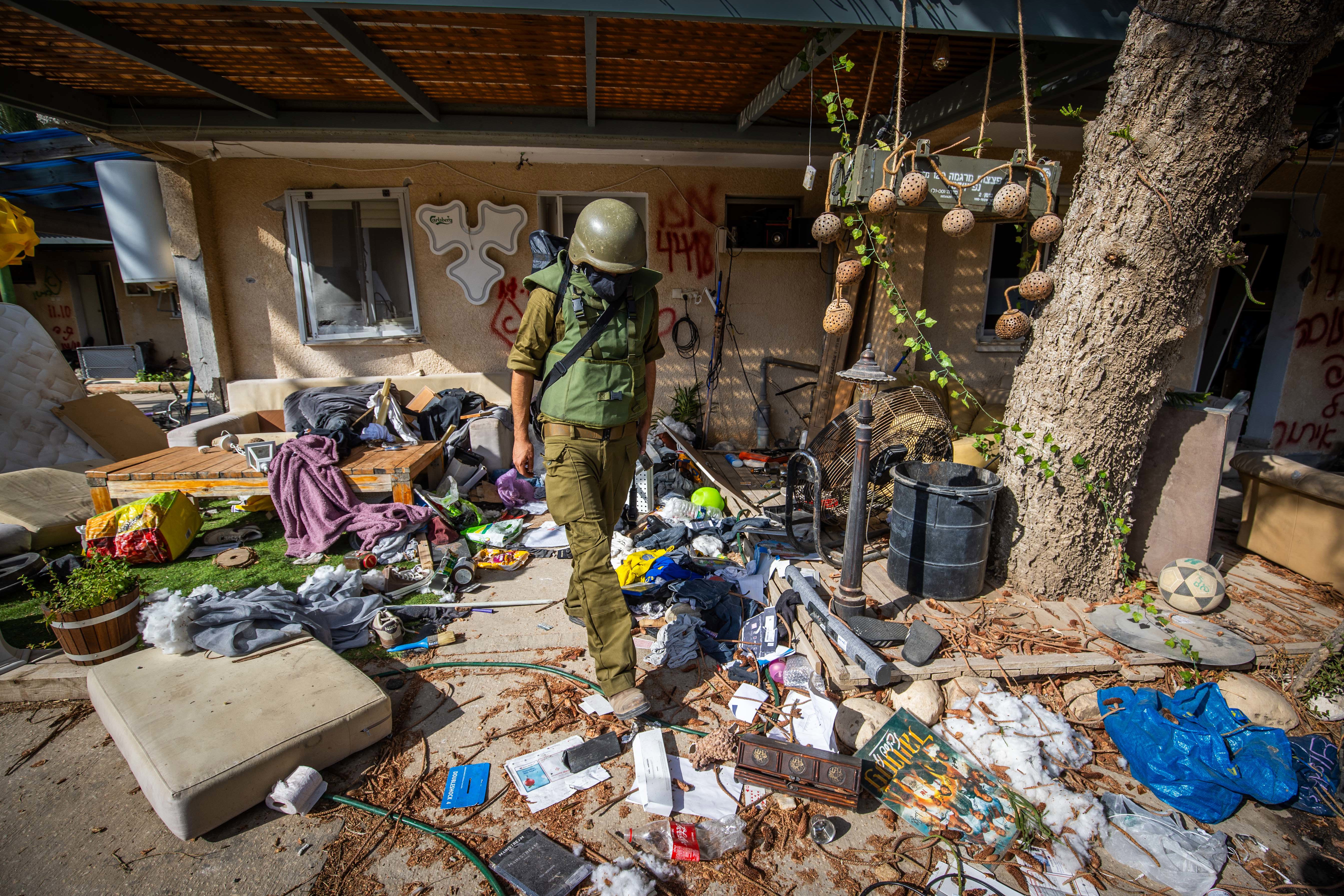 חייל צה"ל בקיבוץ כפר עזה לאחר טבח 7 באוקטובר