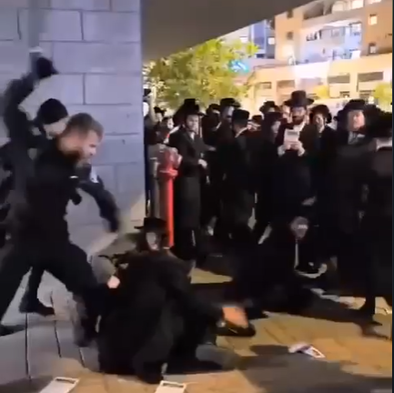 שוטרים מכים מפגינים חרידים בבית שמש