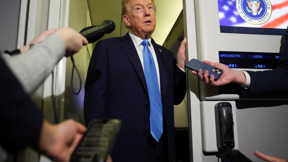 נשיא ארצות הברית טראמפ על האייר פורס 1