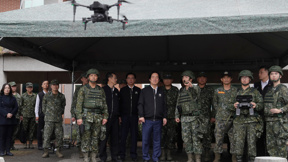 נשיא טייוואן ליי צ'ינגדה בתצוגה של רחפן בצבא מדינתו