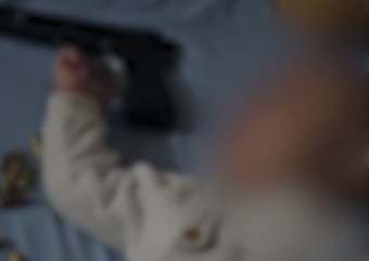 נשק במיטת התינוק