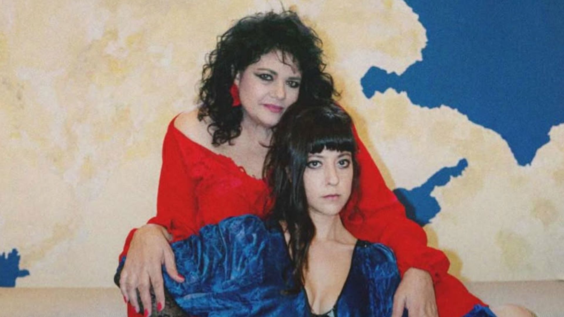 כרזת הסרט "ספק ילדה ספק אישה: אלה ודפנה ארמוני"