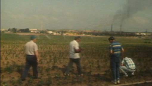 חקלאי קיבוץ ניר גלים על רקע מפעל אגן כימיקלים. 4.6.1991