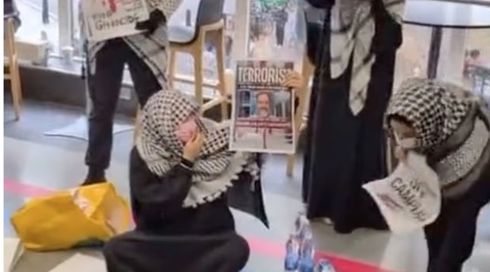 המפגינים ותמונת הפרופסור.צילום מסך המפגינים ותמונת הפרופסור