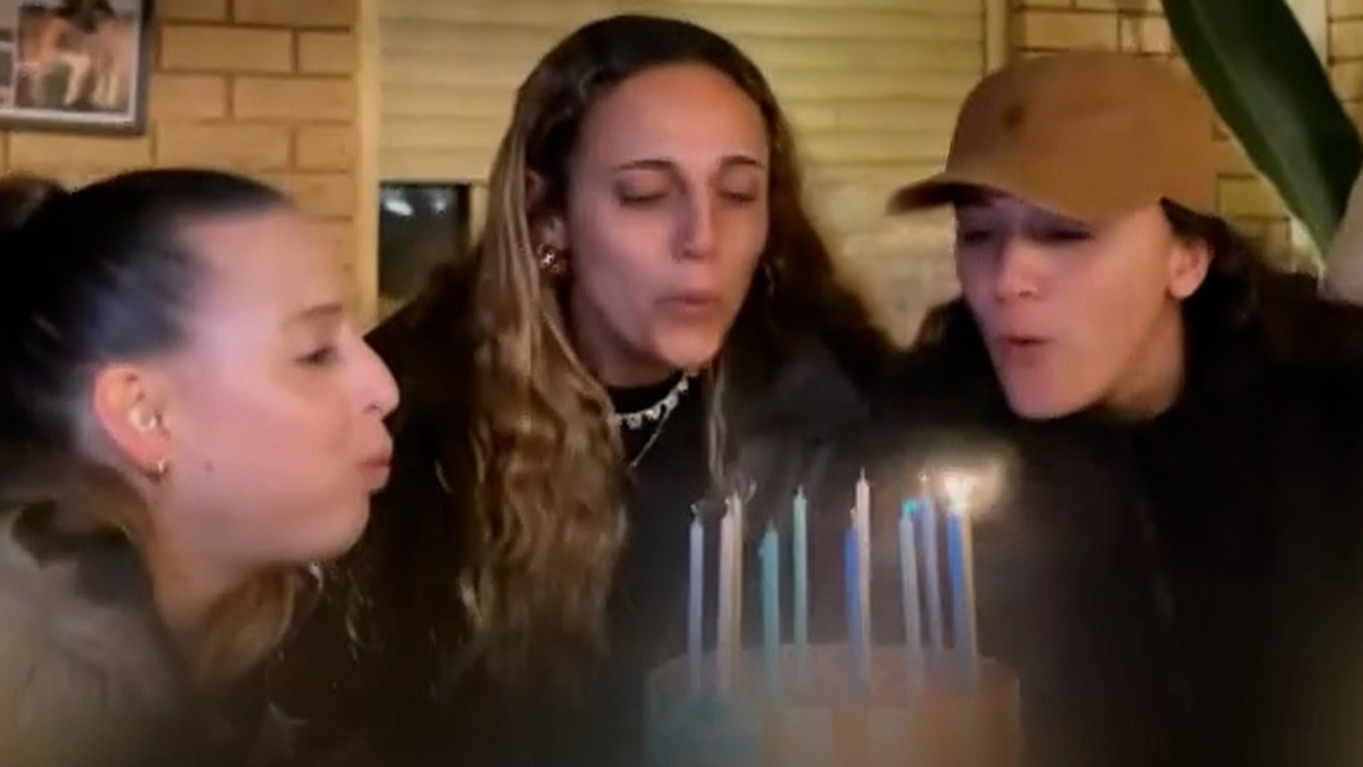 מסיבת ניצחון: אמילי, רומי ודורון חוגגות שנה לשחרור מהשבי