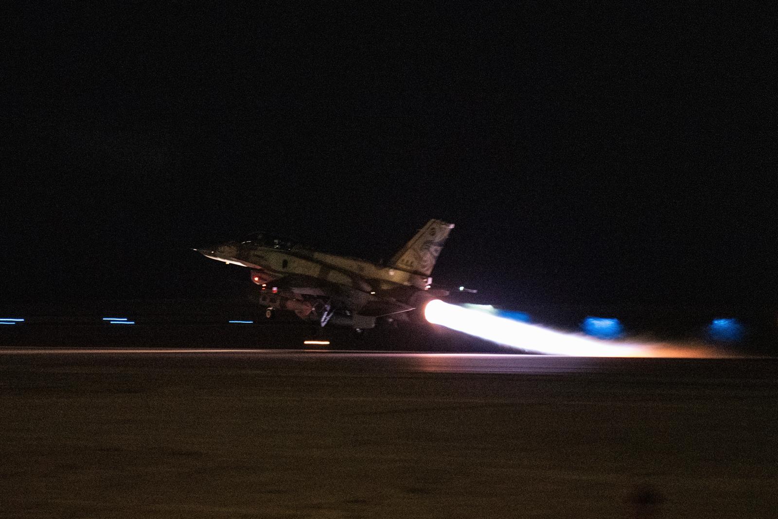 מטוס חיל האוויר ממריא לתקיפה